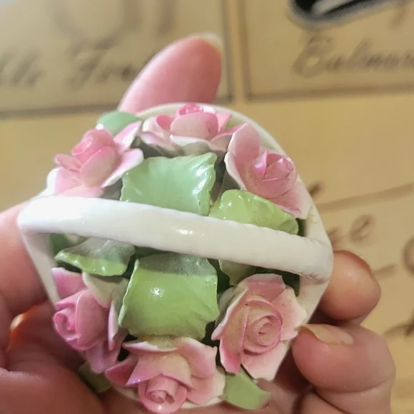 ANSLEY Ceramic Basket with Pink Roses - Picture 2 of 5